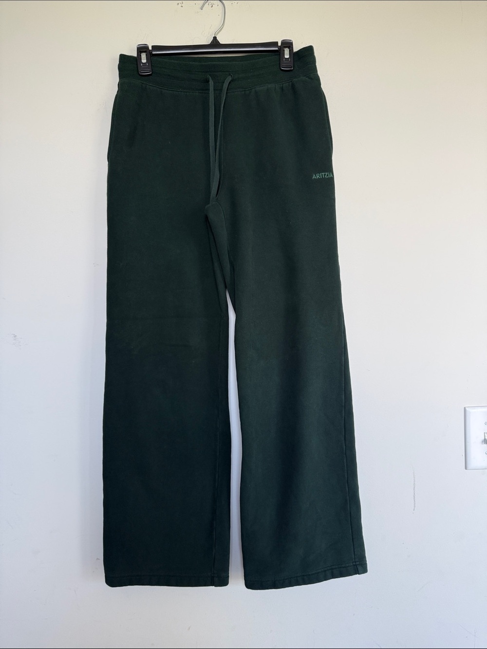 Aritzia Women’s Dark Green Drawstring Sweatpants - Picture 2 of 10